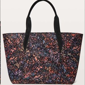 Lululemon Out Of Range Flowerescent Tote Bag 
EUC